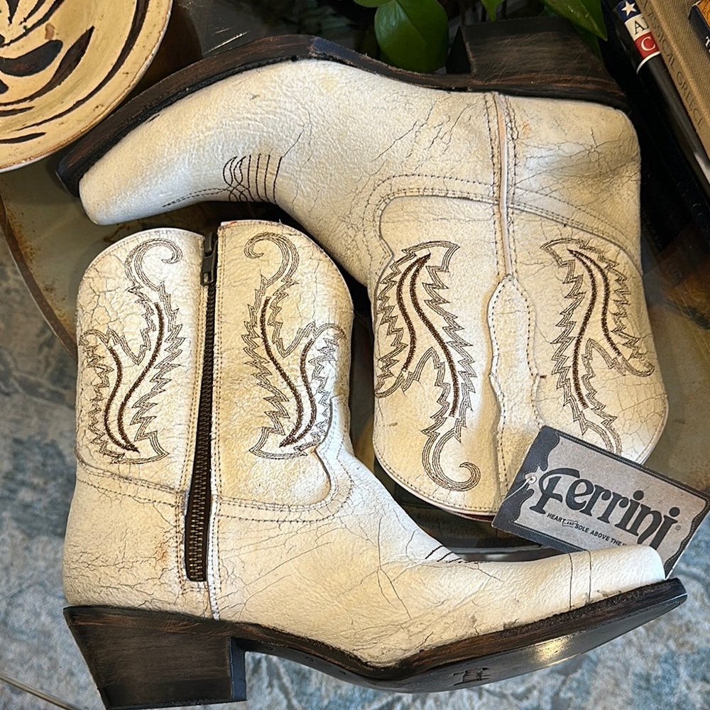 Ferrini White Molly Western ankle distressed Cowboy Boots snip toe sz 8 New